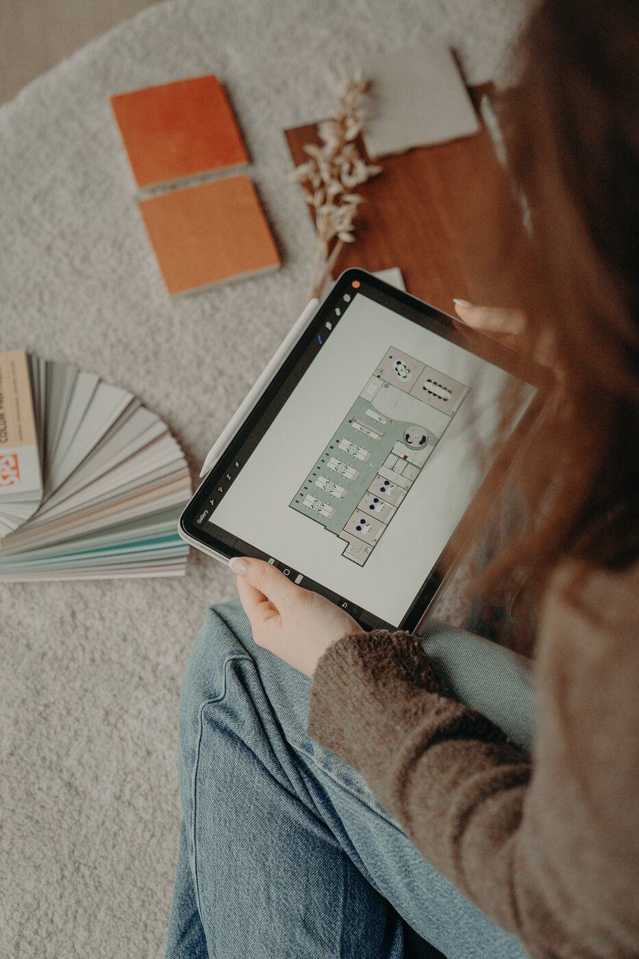 Grondplan op tablet met materiaalstalen