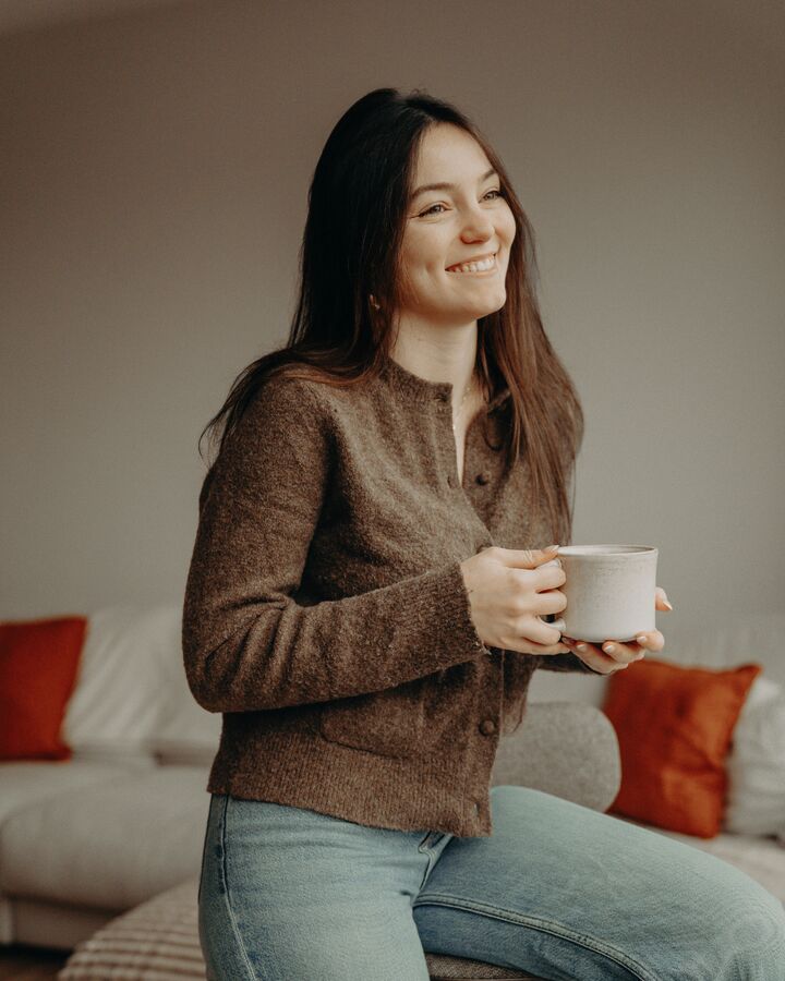 Oprichtster van Sakura Design Studio met een kop koffie